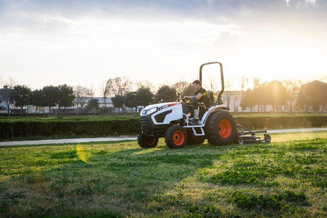 BOBCAT CT2035 TRACTOR MET LANDBOUWBANDEN